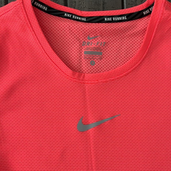Nike reflective dri fit running shirt - Picture 2 of 7